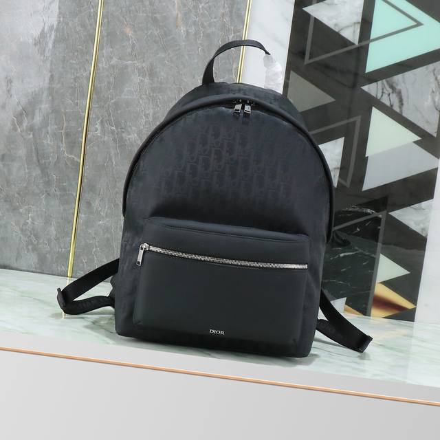 这款 Rider 双肩背包轮廓简约,经典的学院款式洋溢着活力。时尚现代,采用米色和黑色提花面料精心制作,饰以 Oblique 印花。延续经典设计,搭配双向拉链开 这款 Rider 双肩背包轮廓简约,经典的学院款式洋溢着活力。时尚现代,采用米色和黑色提花面料精心制作,饰以 Oblique 印花。延续经典设计,搭配双向拉链开