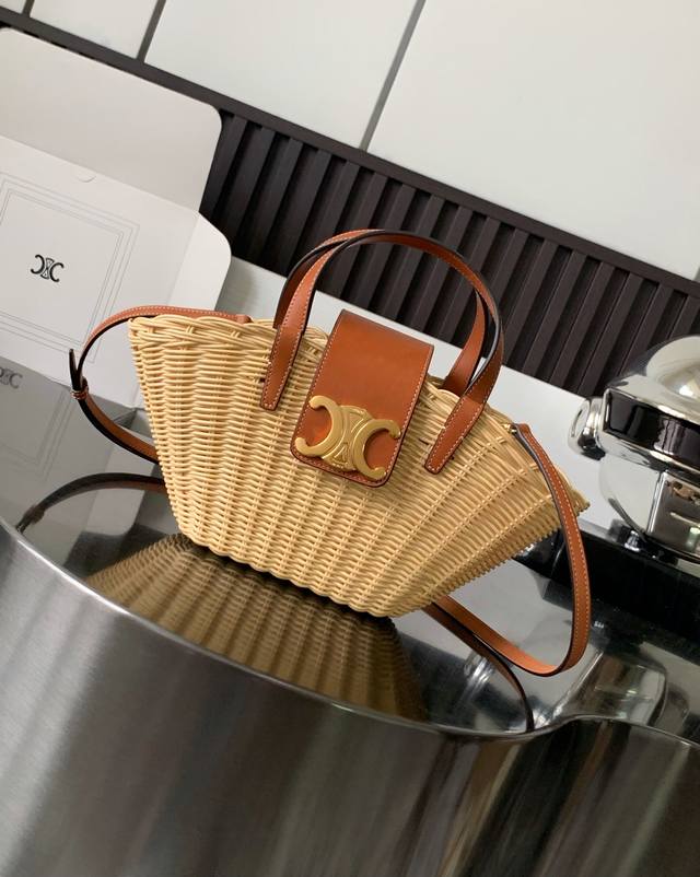 Celine度假系列菜篮子 天然柳条竹编+牛皮 尺寸:32*14*7Cm 型号:116572 Celine度假系列菜篮子 天然柳条竹编+牛皮 尺寸:32*14*7Cm 型号:116572