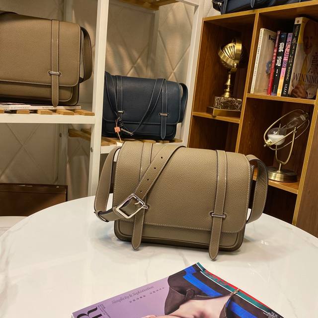 小号 H家 最新款男士单肩包斜挎包采用进口原版牛皮 皮质柔软 手感超赞 高端五金拉链头 做工细节精致 专用超纤里 时尚休闲 高档实用 高品质 颜色.四色可选 尺