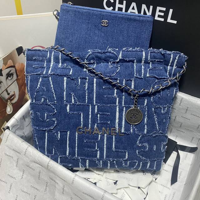 春夏火爆22 Bag购物袋本季最火最值得入手的牛仔流苏系列，它的名字叫22 Bag，小香凡是以数字命名的都必火爆也一定会成为经典超级时尚和大气，非常好搭配，那就