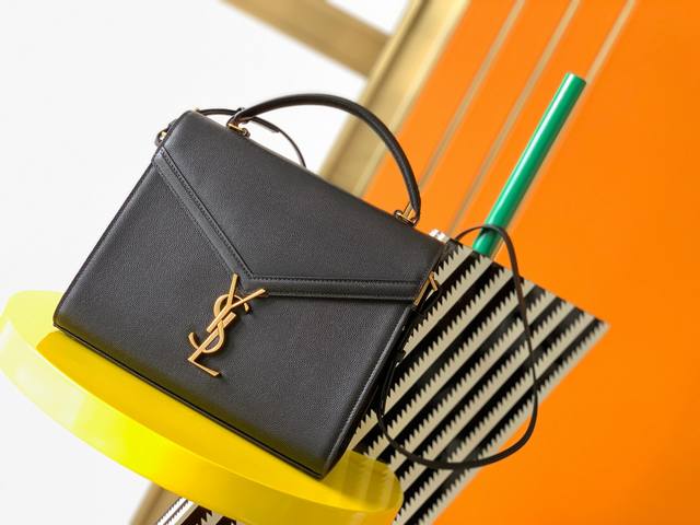 原厂皮 Cassandra系列新品_亮点是旋转式的特殊y型锁扣，创意性的小惊喜啪的一声旋转即开！包身皮料_本季度专柜新推出的亮色鱼子酱，油亮油亮的仿佛镀了一层滤