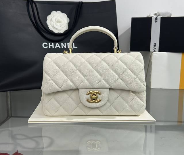 法国高级定制手工坊 款号:As2431 尺寸：20×14×7Cm:2022 最新羊皮系列：Cf手提系列。专柜限量抢购版，五金点缀手提 贵气临人，加上这次的设计延