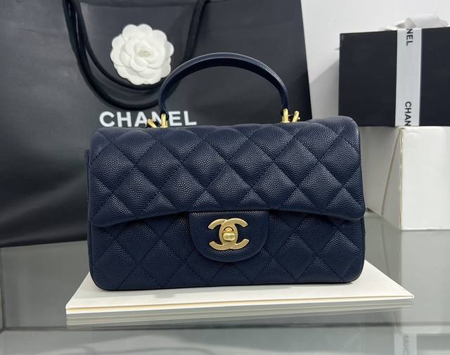 法国高级定制手工坊 款号:As2431 尺寸:20×14×7Cm:2022 最新羊皮系列:Cf手提系列。专柜限量抢购版,五金点缀手提 贵气临人,加上这次的设计延 法国高级定制手工坊 款号:As2431 尺寸:20×14×7Cm:2022 最新羊皮系列:Cf手提系列。专柜限量抢购版,五金点缀手提 贵气临人,加上这次的设计延