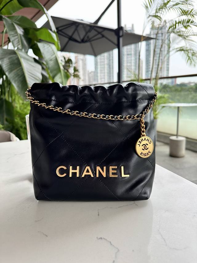 白金版正品级 春夏| 专柜售价原版开发 秀场主角 造型感极强 设计风拉满 尺寸小巧,却能轻易叱咤秀场。必需人手一枚 五金:复古金 皮料:亮面小牛皮 尺寸:** 白金版正品级 春夏| 专柜售价原版开发 秀场主角 造型感极强 设计风拉满 尺寸小巧,却能轻易叱咤秀场。必需人手一枚 五金:复古金 皮料:亮面小牛皮 尺寸:**