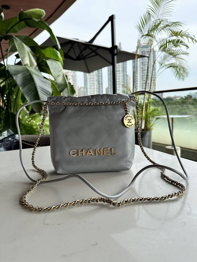 白金版正品级 春夏｜ 专柜售价原版开发 秀场主角 造型感极强 设计风拉满 尺寸小巧，却能轻易叱咤秀场。必需人手一枚 五金：复古金 皮料：亮面小牛皮 尺寸：**