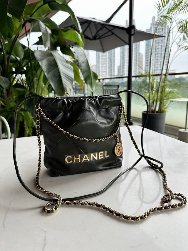 白金版正品级 春夏｜ 专柜售价原版开发 秀场主角 造型感极强 设计风拉满 尺寸小巧，却能轻易叱咤秀场。必需人手一枚 五金：复古金 皮料：亮面小牛皮 尺寸：**