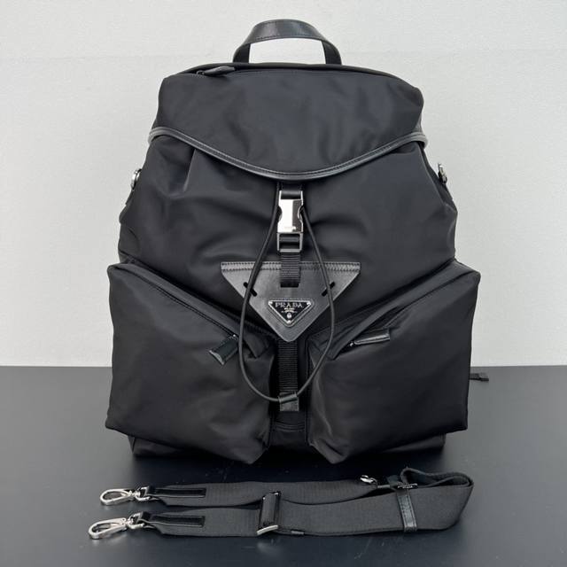 新款走秀款2Vz108肩背 肩包 这款走秀款双肩背包采用进口尼龙面料，小牛皮和顶级五金，前幅插扣 翻盖和2个口袋设计，配有一条可拆卸尼龙肩带，后幅又可双肩背和插