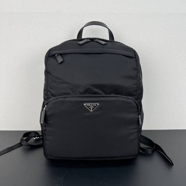 P家出新款双肩背包，2Vz104三角标原单货，尼龙材质 可调式饰带 背面织物 Saffiano皮革提手 拉链开合 两个拉链外袋 尼龙衬里 一个拉链内袋和一个与内