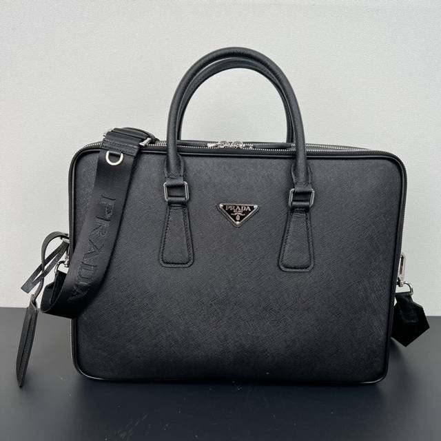 双层公文包2Ve022 这款优雅而精致的公文包搭配两个隔层,多个内部口袋和一条可拆卸尼龙肩带,造就功能性结构。包身选取品牌saffiano皮革打造,简约大气,又 双层公文包2Ve022 这款优雅而精致的公文包搭配两个隔层,多个内部口袋和一条可拆卸尼龙肩带,造就功能性结构。包身选取品牌saffiano皮革打造,简约大气,又