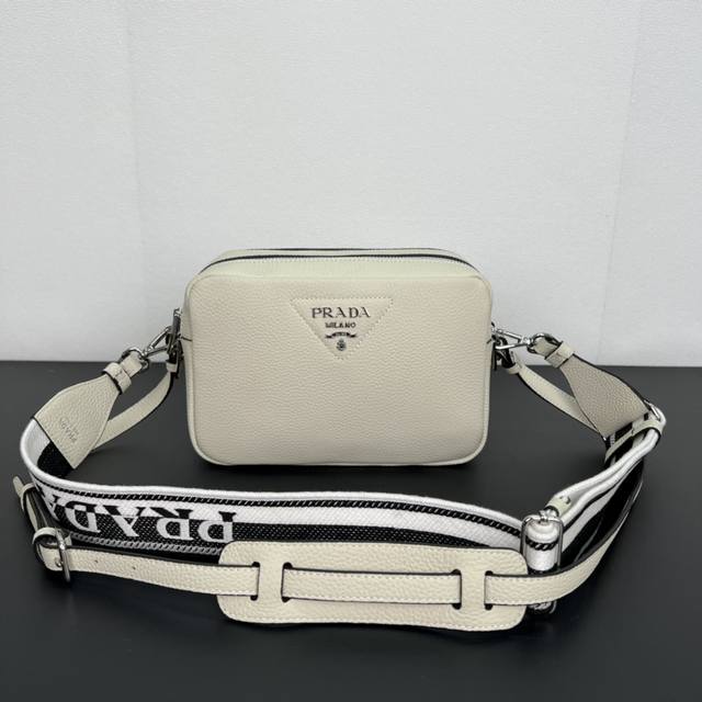 顶级原单 专柜新款双肩带1Bh082到货啦这款双肩带采用进口鹿皮纹牛皮,配有两条可交换可调节长肩带设计。Logo织物织带和牛皮搭配,太完美,不同场合不同衣着的全 顶级原单 专柜新款双肩带1Bh082到货啦这款双肩带采用进口鹿皮纹牛皮,配有两条可交换可调节长肩带设计。Logo织物织带和牛皮搭配,太完美,不同场合不同衣着的全