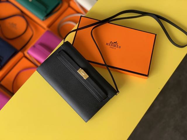 H新品 Kelly To Go Woc 又是一枚从经典kl钱包创新的讨人喜爱新品 方方正正又独具味道 肩带多功能穿戴 实用性很不错的一款小包包 好感度满分 H新品 Kelly To Go Woc 又是一枚从经典kl钱包创新的讨人喜爱新品 方方正正又独具味道 肩带多功能穿戴 实用性很不错的一款小包包 好感度满分