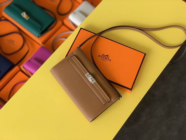 H新品 Kelly To Go Woc 又是一枚从经典kl钱包创新的讨人喜爱新品 方方正正又独具味道 肩带多功能穿戴 实用性很不错的一款小包包 好感度满分 H新品 Kelly To Go Woc 又是一枚从经典kl钱包创新的讨人喜爱新品 方方正正又独具味道 肩带多功能穿戴 实用性很不错的一款小包包 好感度满分