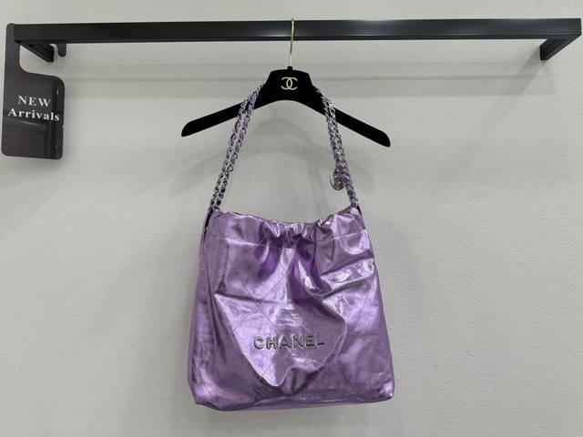As3260 Chanel 22 Bag 垃圾袋 亮面牛皮 本季最火最值得入手的系列，它的名字叫22 Bag，小香凡是以数字命名的都必火爆 也一定会成为经典 超