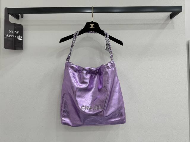 As3261 Chanel 22 Bag 垃圾袋 亮面牛皮 本季最火最值得入手的系列，它的名字叫22 Bag，小香凡是以数字命名的都必火爆 也一定会成为经典 超