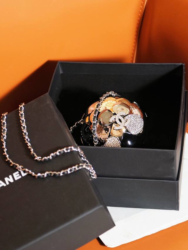 秋冬 走秀款 尺寸:9X9X9 Cm 山茶花限量款来了 秀场那朵巨大的山茶花点明本季主题穿越时间品牌最著名的风格 符号山茶花被赋予了全新的生命力以各种形式出现贯 秋冬 走秀款 尺寸:9X9X9 Cm 山茶花限量款来了 秀场那朵巨大的山茶花点明本季主题穿越时间品牌最著名的风格 符号山茶花被赋予了全新的生命力以各种形式出现贯