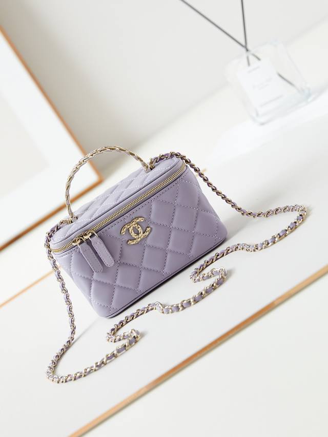 24A限量款钻石手柄 长盒子包 化妆斜跨包配钻手柄 小羊皮金属 五金,手柄精致又贵气,手拎 斜挎 单肩都好看 真的太美了 款号a P4052 尺寸10-16-8 24A限量款钻石手柄 长盒子包 化妆斜跨包配钻手柄 小羊皮金属 五金,手柄精致又贵气,手拎 斜挎 单肩都好看 真的太美了 款号a P4052 尺寸10-16-8