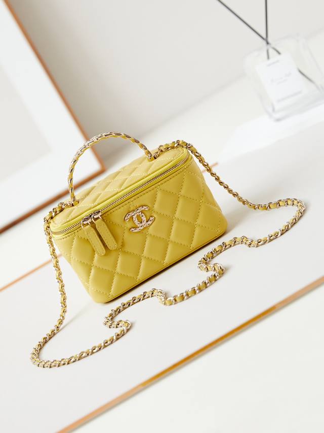 24A限量款钻石手柄 长盒子包 化妆斜跨包配钻手柄 小羊皮金属 五金，手柄精致又贵气，手拎 斜挎 单肩都好看 真的太美了 款号a P4052 尺寸10-16-8