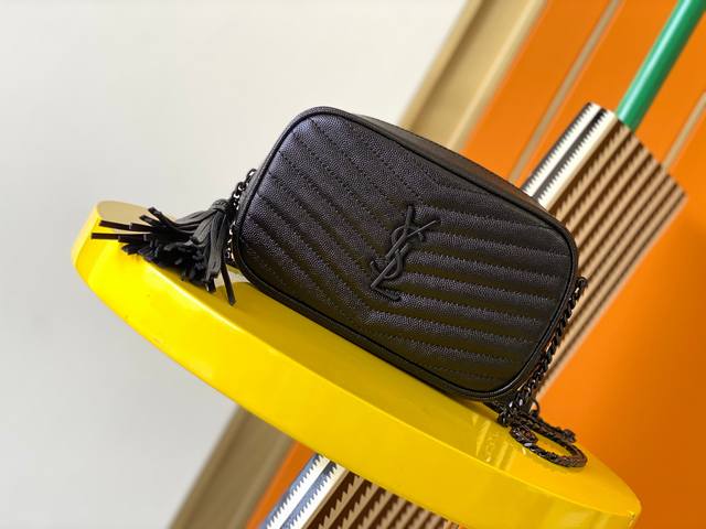 原厂皮 Lou迷你提花粒面牛皮小包,正品原厂皮料,没错 就是专柜正品同一个皮厂的皮!搭配安全性能极高的拉链设计封口,包内设有3个卡片槽,背后一个开口袋,夺目的标 原厂皮 Lou迷你提花粒面牛皮小包,正品原厂皮料,没错 就是专柜正品同一个皮厂的皮!搭配安全性能极高的拉链设计封口,包内设有3个卡片槽,背后一个开口袋,夺目的标