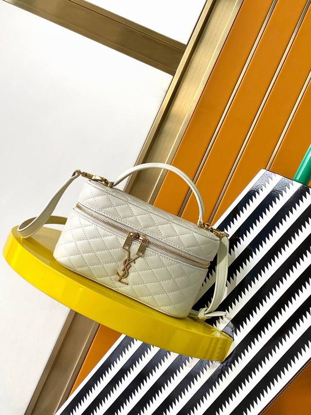 原厂皮 精品专供黑羊皮 金 最新爆款羊皮革肩带手拿包化妆包到货！环绕式拉链手拿包，饰以 和菱形绗缝包缝、羊皮内衬、古铜色配件拉链开合一个卡片槽位、此款多功能单品