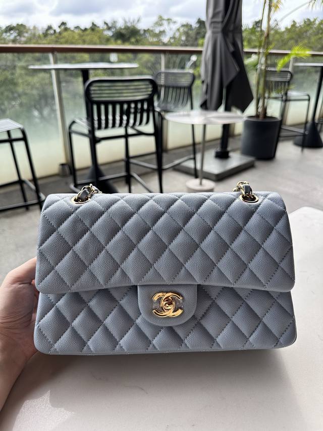 升级版白金版 正品级 春夏新品 全钢浅金浅银金属 Cf 25Cm 非常有女性优雅气质 具备ch Nel Cf的性感魅力 经典百搭号称历史销售总冠军仙女们衣柜里不 升级版白金版 正品级 春夏新品 全钢浅金浅银金属 Cf 25Cm 非常有女性优雅气质 具备ch Nel Cf的性感魅力 经典百搭号称历史销售总冠军仙女们衣柜里不