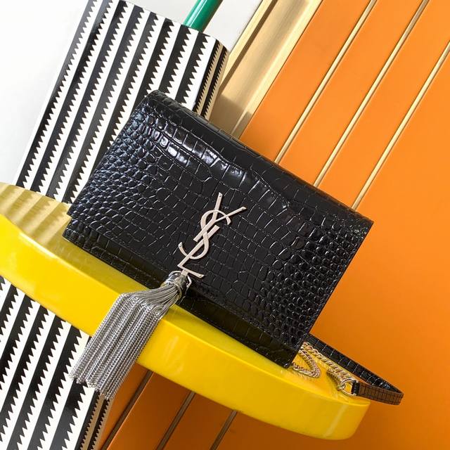 原厂皮 # # 最经典的kate系列入鳄鱼纹流苏链条包原厂皮版本！经久不衰的款式，每个女生都值得拥有！肩带可卸下当手包用，包内含有6个卡片槽，1个拉链式硬币袋，