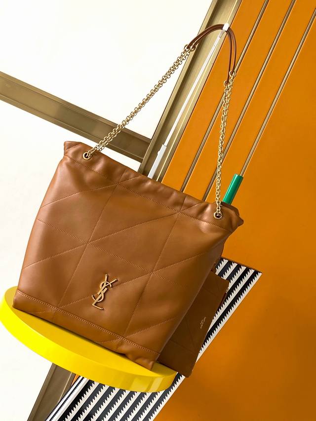 原厂皮 Pochon_新款超好看可以背的“垃圾袋” 全新新款包型,包包采用意大利进口小羊皮,超高工艺的对格绗缝,正面logo五金搭配链条束口 甜酷大容量水桶包 原厂皮 Pochon_新款超好看可以背的“垃圾袋” 全新新款包型,包包采用意大利进口小羊皮,超高工艺的对格绗缝,正面logo五金搭配链条束口 甜酷大容量水桶包