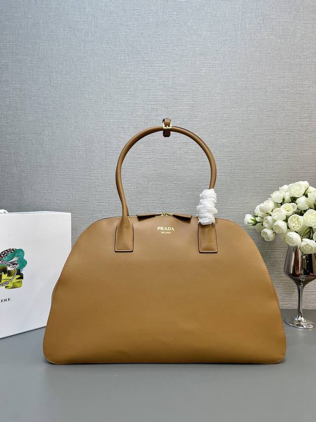 正品级 顶级原单 新款1Bg506到货啦这款皮革手袋是对复古廓形的崭新诠释,运用流畅而精致的线条展现独特的时尚魅力。容量充裕,设有三个内袋,圆润线条与精致细节, 正品级 顶级原单 新款1Bg506到货啦这款皮革手袋是对复古廓形的崭新诠释,运用流畅而精致的线条展现独特的时尚魅力。容量充裕,设有三个内袋,圆润线条与精致细节,