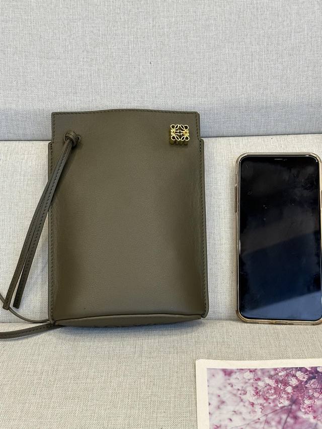 原厂皮 意威骰子手机包，三色现货 型号1007 ，这款手机包容量太感人了，比小象手机包容量还要大，可以放手机，钥匙，纸巾都是没问题的，尺寸21-15-底5Cm