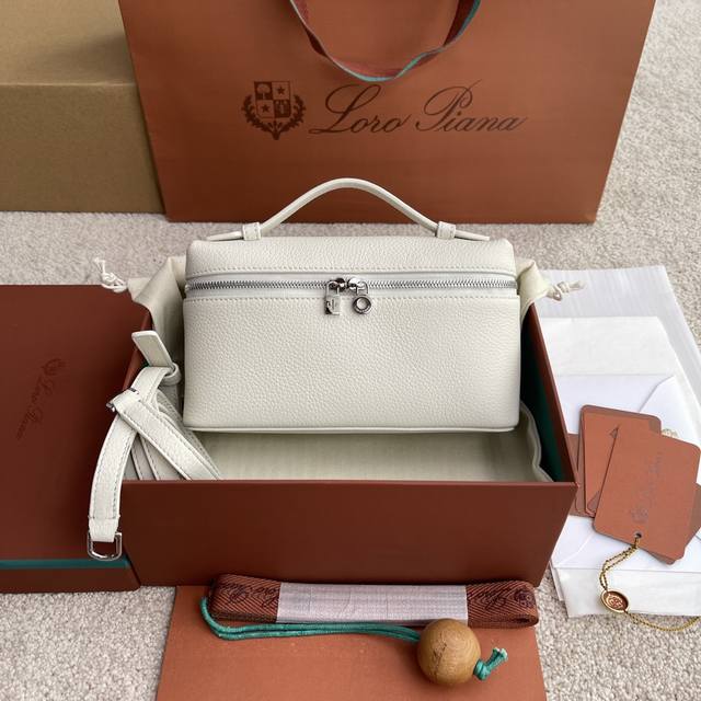 正品级 不配包装 L P19 饭盒包#嫩白色 銀 进口原厂皮+纯钢五金 100%小牛皮主体材质~100%羊皮里料# 宽开口小袋采用如黄油般柔软的小牛皮打造。随附 正品级 不配包装 L P19 饭盒包#嫩白色 銀 进口原厂皮+纯钢五金 100%小牛皮主体材质~100%羊皮里料# 宽开口小袋采用如黄油般柔软的小牛皮打造。随附