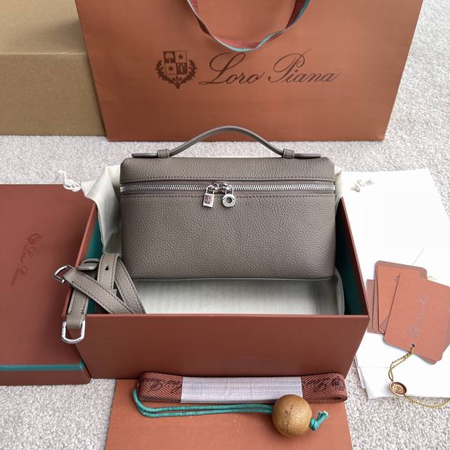 正品级 不配包装 L P19 饭盒包#暖米色 銀 进口原厂皮+纯钢五金 100%小牛皮主体材质~100%羊皮里料# 宽开口小袋采用如黄油般柔软的小牛皮打造。随附 正品级 不配包装 L P19 饭盒包#暖米色 銀 进口原厂皮+纯钢五金 100%小牛皮主体材质~100%羊皮里料# 宽开口小袋采用如黄油般柔软的小牛皮打造。随附