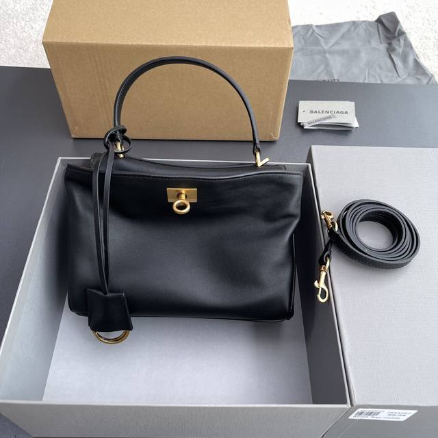 原厂皮 顶级高端~进口材料 Rodeo迷你minmin手提包 采用進口原廠皮黑色光滑牛皮革,飾以做舊銀色金屬配件,單手柄高度11.9釐米,可拆卸斜挎肩帶高69. 原厂皮 顶级高端~进口材料 Rodeo迷你minmin手提包 采用進口原廠皮黑色光滑牛皮革,飾以做舊銀色金屬配件,單手柄高度11.9釐米,可拆卸斜挎肩帶高69.