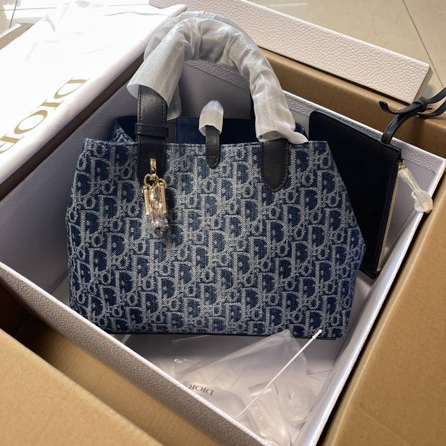 正品级 ，高版本 顶级高端～进口材料 中號toujours手袋 这款手袋采用藍色denim提花面料精心制作，寬敝的絨面牛皮革內部隔層設有配套小袋。可收納各種日常