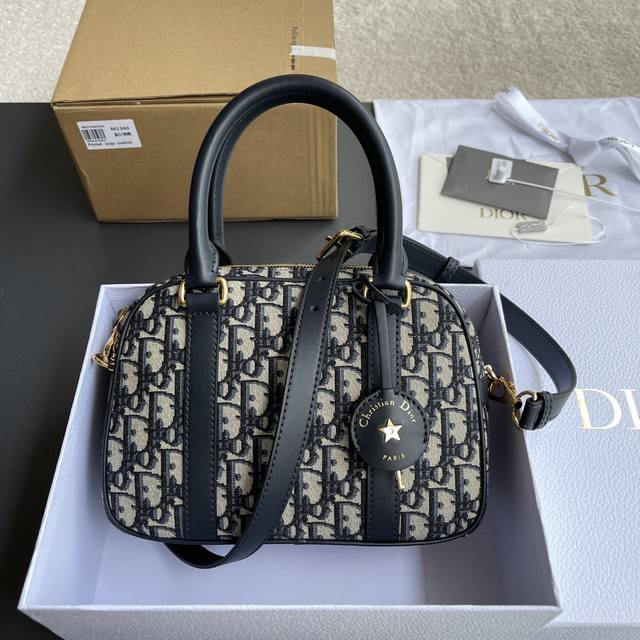 原厂皮 顶级高端～进口材料 中號d-Vibe保齡球包 采用蓝色oblique印花面料精心制作，點綴以同色調皮革細節，搭配別具一格的皮革鑰匙包，鐫刻以標志並點綴以