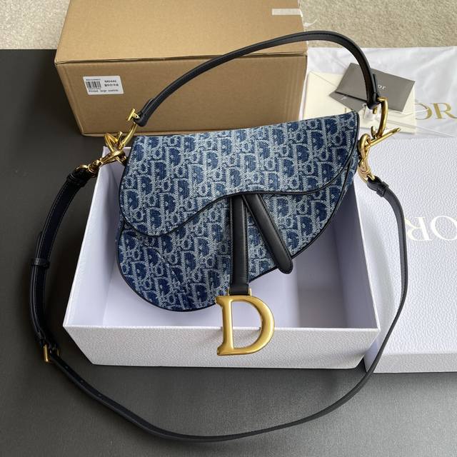 正品级 ，高版本 顶级高端～进口材料 马鞍包手袋 采用蓝色denim Oblique印花面料精心制作，马镫两侧d形吊饰搭配磁性饰带，搭配可调节，可拆卸的皮革肩带