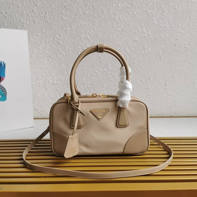 正品级 顶级原单 P家 小号25Cm配肩带 新款中古包1Bb121小号这款双提手手袋选用再生尼龙打造，融入特有的风格元素，搭配精致的saffiano皮革细节，彻