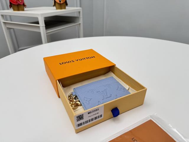 正品级 顶级原单 M83585压蓝這款lv Charms名片夾選用柔軟的粒面monogram Empreinte皮革製作，綴有monogram壓花圖案，打造日常