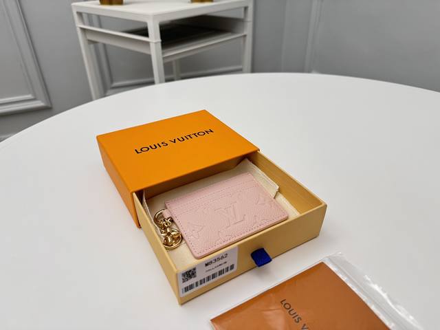 正品级 顶级原单 M83562压粉這款lv Charms名片夾選用柔軟的粒面monogram Empreinte皮革製作,綴有monogram壓花圖案,打造日常 正品级 顶级原单 M83562压粉這款lv Charms名片夾選用柔軟的粒面monogram Empreinte皮革製作,綴有monogram壓花圖案,打造日常