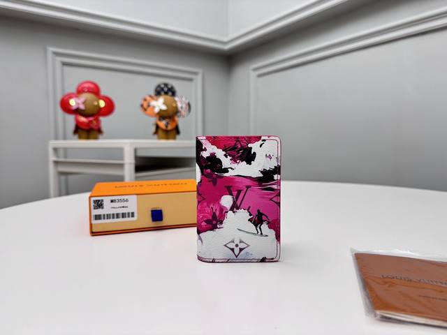 正品级 顶级原单 M83556這款品牌備受愛戴的袋裝萬用錢包選用色彩繽紛的monogram Surfin’ 塗層帆布打造，充滿復古氣息。多層圖案將熱帶設計元素與