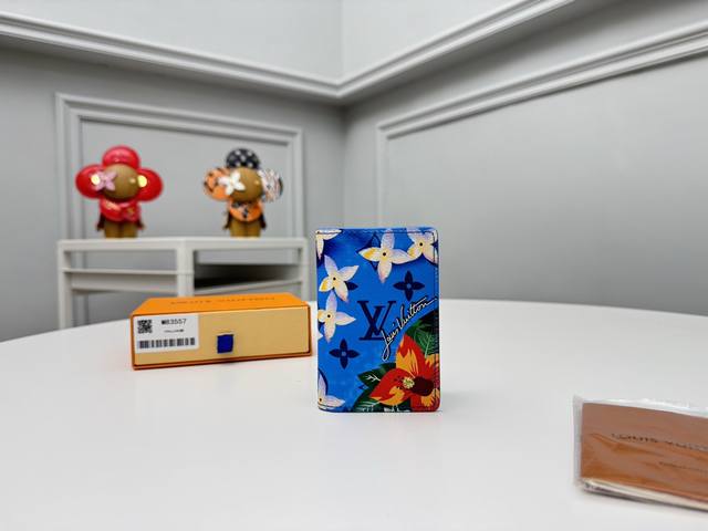 正品级 顶级原单 M83557這款品牌備受愛戴的袋裝萬用錢包選用色彩繽紛的monogram Surfin’ 塗層帆布打造,充滿復古氣息。多層圖案將熱帶設計元素與 正品级 顶级原单 M83557這款品牌備受愛戴的袋裝萬用錢包選用色彩繽紛的monogram Surfin’ 塗層帆布打造,充滿復古氣息。多層圖案將熱帶設計元素與