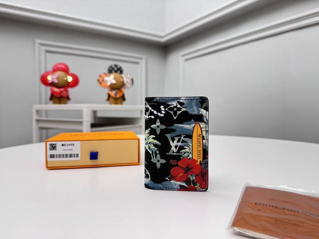 正品级 顶级原单 M83498這款品牌備受愛戴的袋裝萬用錢包選用色彩繽紛的monogram Surfin’ 塗層帆布打造，充滿復古氣息。多層圖案將熱帶設計元素與