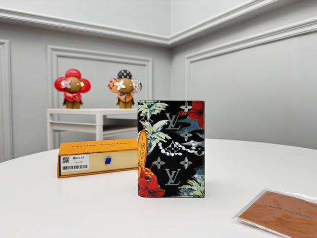正品级 顶级原单 M83479這款護照封套以monogram Surfin’塗層帆布製成,並飾以熱帶風格印花,為旅途增添時尚格調。多彩印花圖案層層疊印,塑造出洋 正品级 顶级原单 M83479這款護照封套以monogram Surfin’塗層帆布製成,並飾以熱帶風格印花,為旅途增添時尚格調。多彩印花圖案層層疊印,塑造出洋