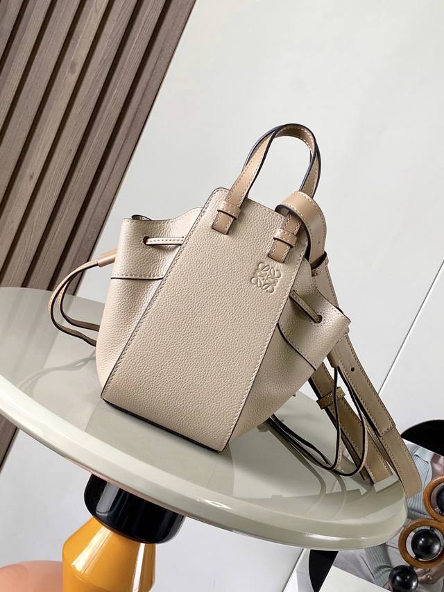 原厂皮 迷你柔软粒面牛皮革 Hammock 抽绳袋带有柔软侧面抽绳包身的多功能手袋可释放侧面抽绳来改变形状。环状带子可以使手袋有多种佩戴方式这个迷你版本采用柔软