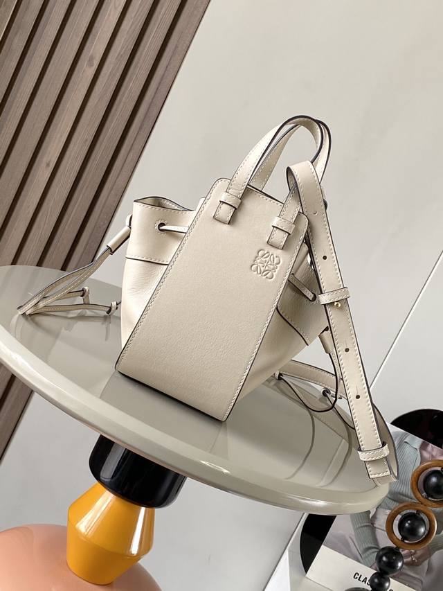 原厂皮 迷你柔软粒面牛皮革 Hammock 抽绳袋带有柔软侧面抽绳包身的多功能手袋可释放侧面抽绳来改变形状。环状带子可以使手袋有多种佩戴方式这个迷你版本采用柔软 原厂皮 迷你柔软粒面牛皮革 Hammock 抽绳袋带有柔软侧面抽绳包身的多功能手袋可释放侧面抽绳来改变形状。环状带子可以使手袋有多种佩戴方式这个迷你版本采用柔软