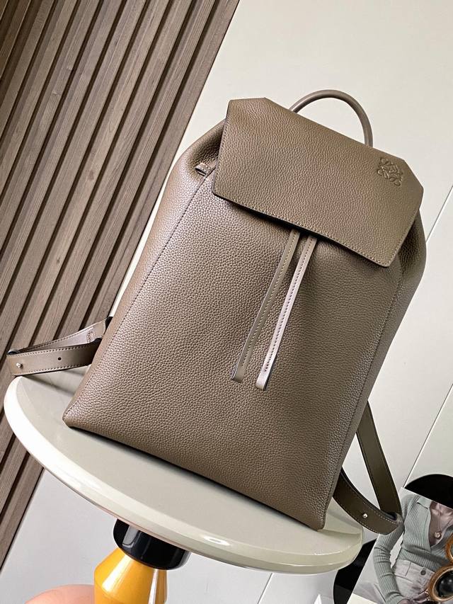 原厂皮 Loewe抽绳双肩包大号粒纹牛皮革书包新款背包，这是一款选用质感柔软粒面牛皮拼接经典牛皮的背包，配有抽绳开合和前翻盖*并配有按扣，内部插袋容量大，宽敞且