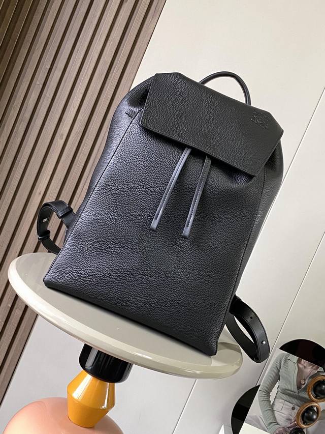 原厂皮 Loewe抽绳双肩包大号粒纹牛皮革书包新款背包，这是一款选用质感柔软粒面牛皮拼接经典牛皮的背包，配有抽绳开合和前翻盖*并配有按扣，内部插袋容量大，宽敞且