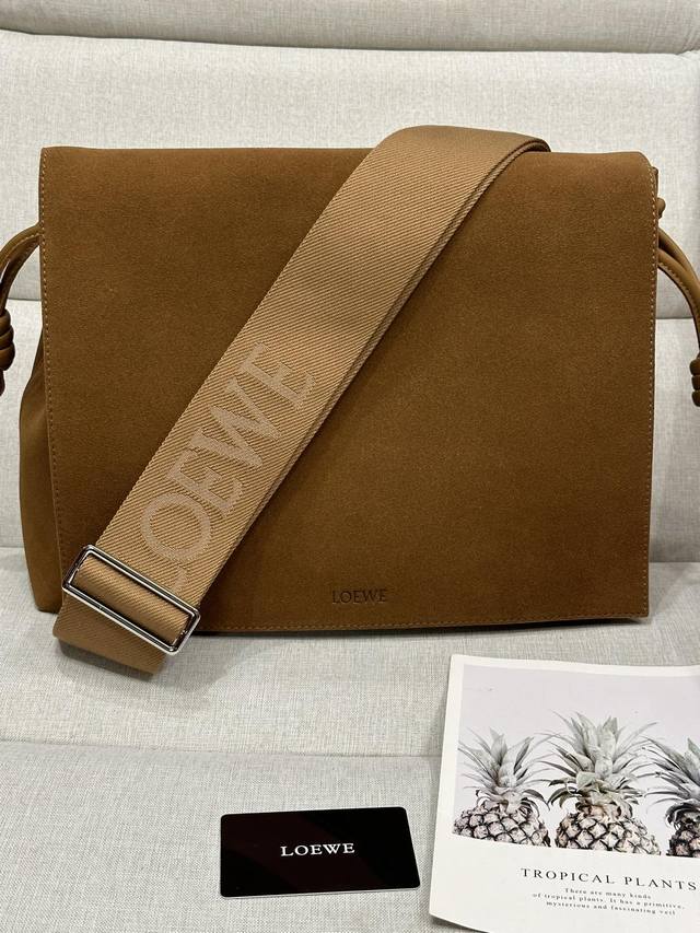 原厂皮 绒面牛皮革 Flamenco Satchel 手袋 36037 34-24-12 颜色: 樱草色 这款手袋将经典 Flamenco 手袋重新设计为实用的