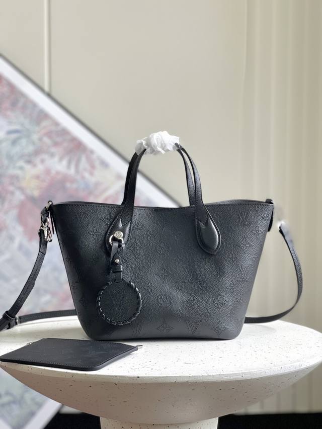 正品级 顶级原单m21849杏色 全皮镂空购物袋 Blossom 小号手袋选用镂花穿孔牛皮革，以悠闲格调演绎实用功能。内隔层配有可拆卸拉链袋，轻松容纳日常所需；