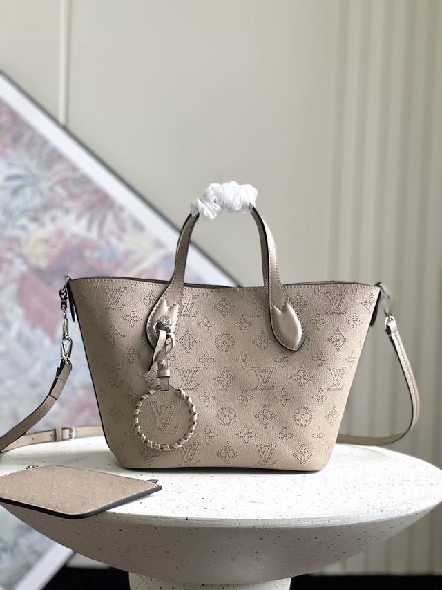 正品级 顶级原单m21849杏色 全皮镂空购物袋 Blossom 小号手袋选用镂花穿孔牛皮革，以悠闲格调演绎实用功能。内隔层配有可拆卸拉链袋，轻松容纳日常所需；