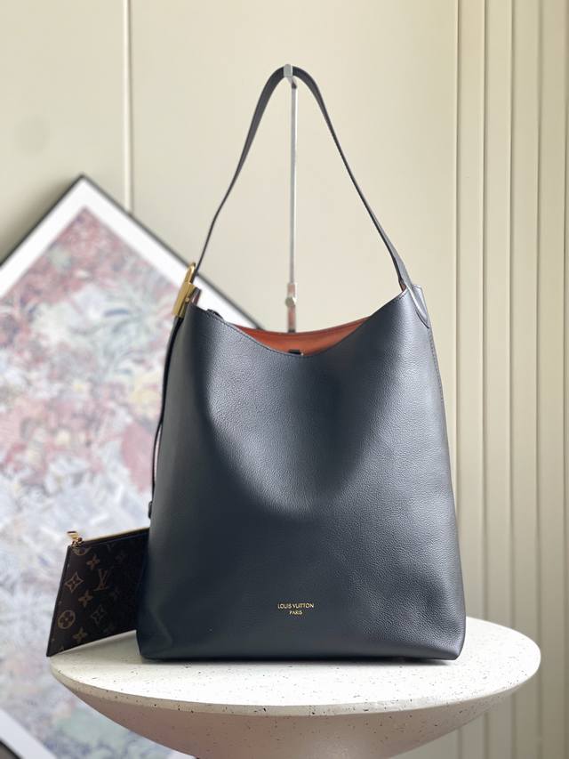 正品级 顶级原单，M24856 黑色 25022 白色 24974棕色 以柔软牛皮革勾勒简雅线条，搭配绒面内衬释放潮流气息，尽显品牌精湛匠艺。可调节肩带点缀经典