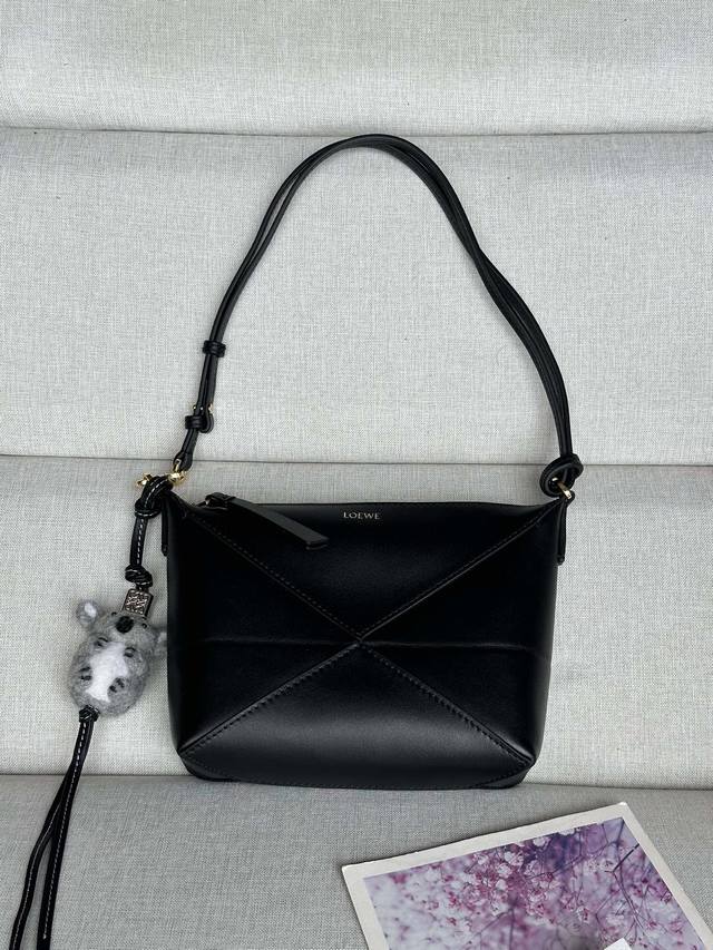 原厂皮 Lw新款 Puzzle Fold Pouch手袋重新演绎实用百搭手拿包 ，从品牌经典手袋系列的几何线条汲取灵感以富含几何建筑美感的镶片重新诠释,此款手袋